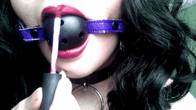 pullmyhair-makemescream: No look is complete without lipstick ;)
