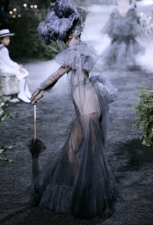 highqualityfashion:  Christian Dior Haute Couture Fall/Winter 2005 “Galliano said he was inspired by how Dior’s creations were reflected in the work of Irving Penn, Cecil Beaton, Lillian Bassman, Christian Berard, and René Gruau. His merry dance