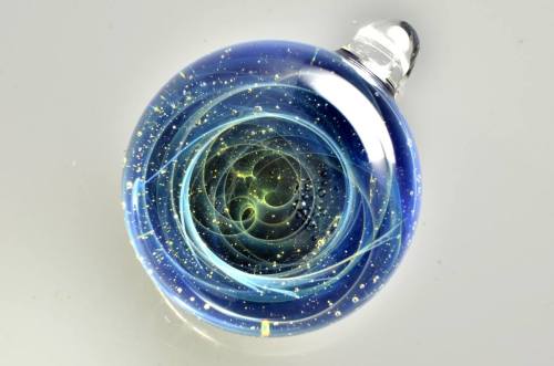 culturenlifestyle:  Satoshi Tomizu Captures the Universe In Incredible Miniature Glass Spheres Japanese glass artist Satoshi Tomizu creates unbelievable globes of glass that contain solar systems, stars, and galaxies. These miniature spheres are made