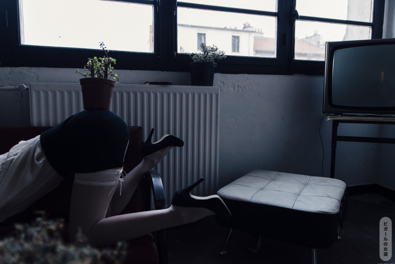 lesfillesdepigalle:  Kill the lights! there’s something wrong with today. All i
