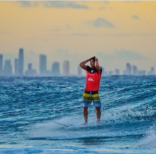 surf-house:  Segundos depois do Medina descobrir que tinha virado a bateria e ter se tornado o campeão do Quiksilver Pro 2014, Gold Coast (AUS). 