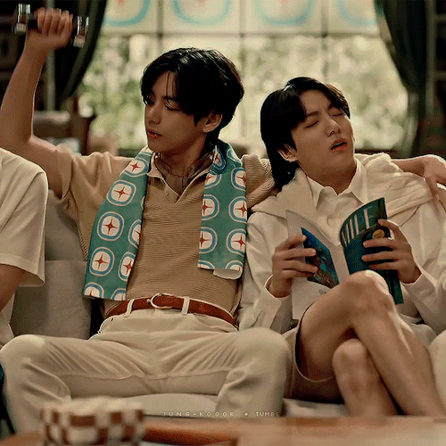 Taehyung Working Out His Biceps 👁👄👁 