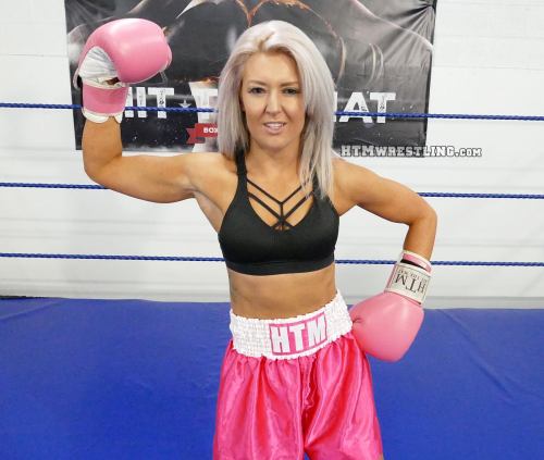 Sugar Ray Lyn returns to Hit the Mat for new 2-glove POV boxing, maledom edition!https://htmwrestlin