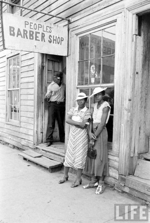 Peoples’ Barber Shop(Alfred Eisenstaedt. 1938?)