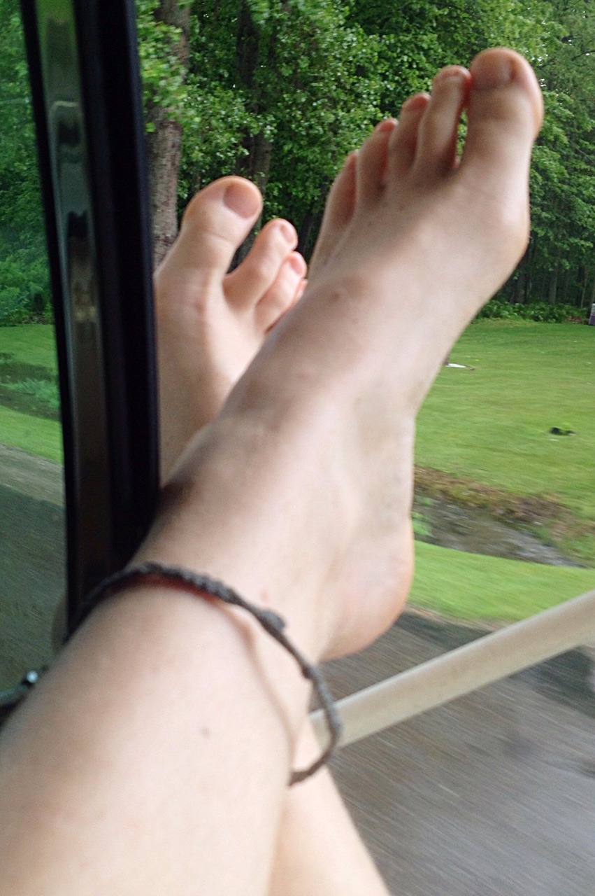 hellohippietoes:  Our beach fun got rained out. Oh well. :]
