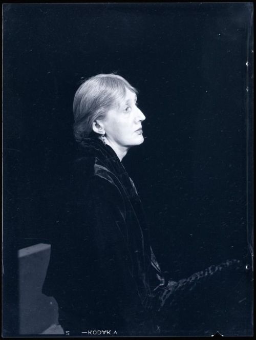 vvirginiawoolf:The wave breaks. I am the foam that sweeps and fills the uttermost rims of the rocks 