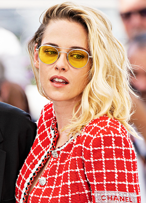 r-pattinson:✧ KRISTEN STEWARTattends the “Crimes Of The Future” photocall in Cannes (May