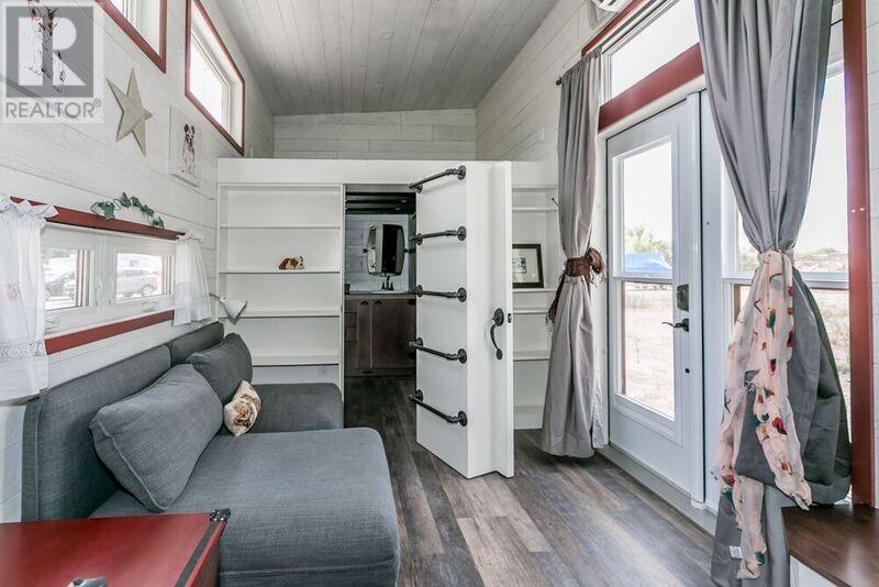 dreamhousetogo:  Tiny house for sale in Ontario, Canada  Gorgeous tiny house 