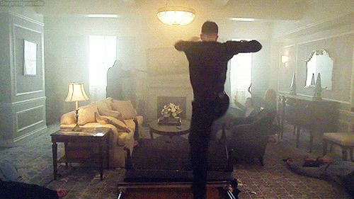 prettynerdieworks:Frank literally throwing himself between a gun and Karen to take a bullet for her 