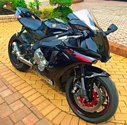 motorcycles-and-more:  Yamaha R1 