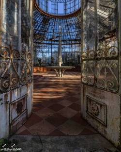 citamarie: steampunktendencies:  Abandoned greenhouse, FrancePhoto: luxlunam   My gawd….. It’s like my soul in a pic 