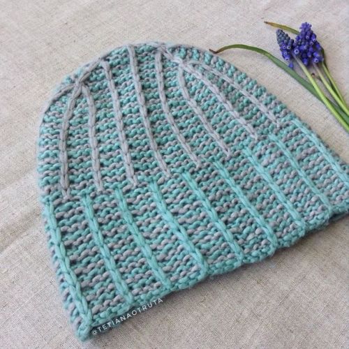 My #CozyLinesHat sample in mint and gray The yarn is sooo squishy. . #knittedhat #otrutadesign #knit
