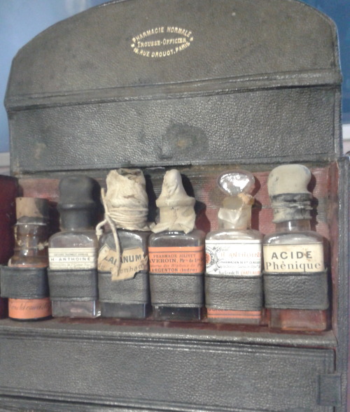 gunhilde:Early 19th Century surgeon’s tools, medicine box, and first aid kit, on display at the Well