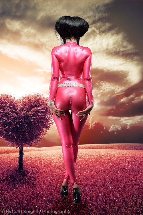 latexandfetish: (via Sarula in Pink I by ~RichardKnightly on deviantART)