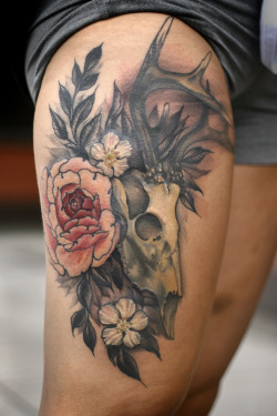 Sean Wright finished up this dark lovely thigh piece today- love the layers of leaves.