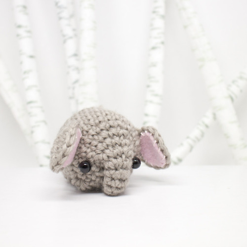 Here is a mini elephant amigurumi.