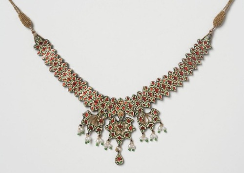 mughalshit: NecklaceIndia, possibly Jaipur c. 18th centuryGold inlaid with white sapphire; back enam