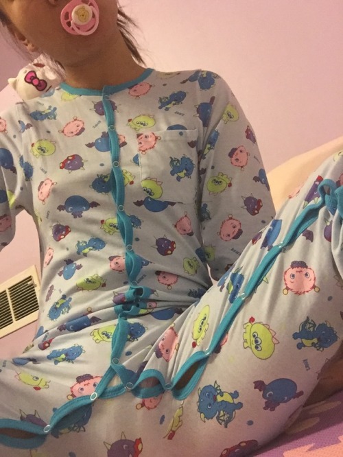 itstheweekendbaby: smalllittlething:Night night These jammies look so comfy and cute. 11/10 would ad
