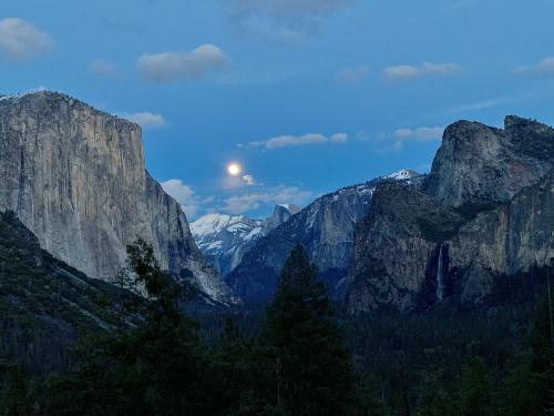 oneshotolive:  Full moon rising, Yosemite