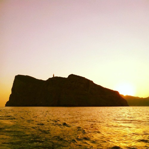 albertocolo:  #ayer #vi el #amanecer #desde #la barca #allado de #sadragonera #sun #sea #mar #sunshine #sunset #amazing #awesomeplace #theplacetobe #ship #boat #friends @aadri16v @nito16v