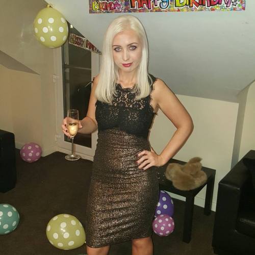 Hot babes who’s Birthday is today! ow.ly/UEF62