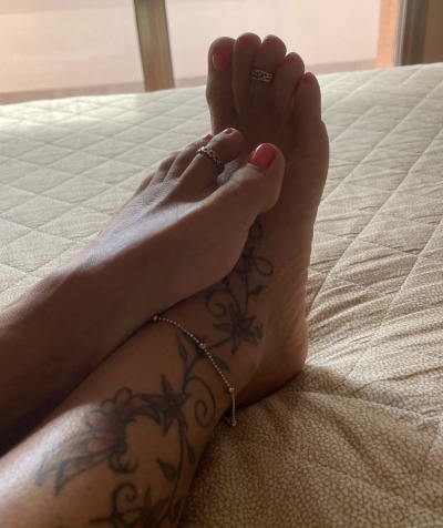 justlookin4u-ti-deactivated2022:cattivaqueen:Perfect feet for a nice morning stroke