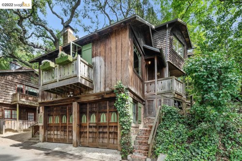 magicalandsomeweirdhometours:  Cutest little cottage in Berkeley, California was built in 1921. It doesn’t look that old, does it? It looks like a treehouse or chateau, it’s so cute. (輕k)The entrance definitely looks like a treehouse. They say
