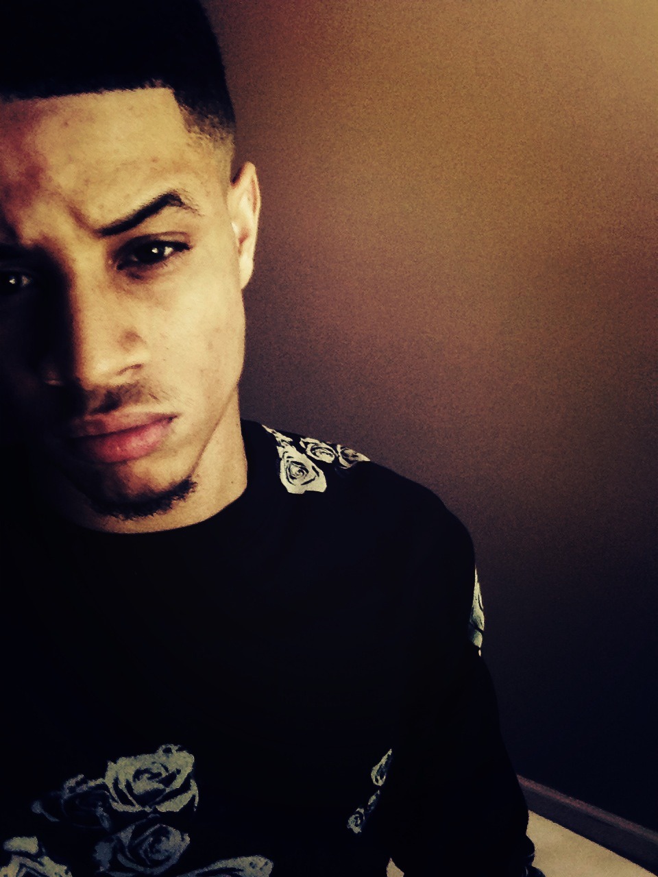 bignicenthick:  frxshh:  Ghost roses.  BigNiceNthick.tumblr.com