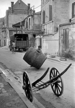  Henri Cartier-Bresson FRANCE. Charente-Maritime. Saintes. 1953 