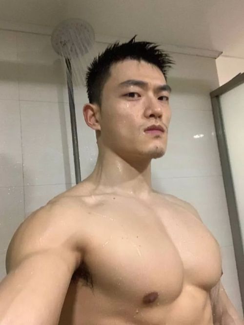 littlewhitesmall: Captain Yangpu with his super big pecs, ass and bulge