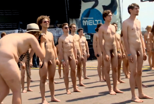 spylizard:  A crowd of good-looking young germans being photographed by Gerrit Starczewski, for his Naked Heart art project in 2010. 2.5min resolution+++naked photo shoot · behind the scenes · melt music festival · germany · photography · nude