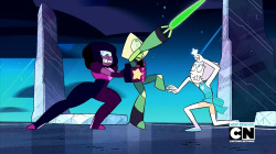 greenwithenby:  Someone who’s never watched Steven Universe explain what’s happening here. 