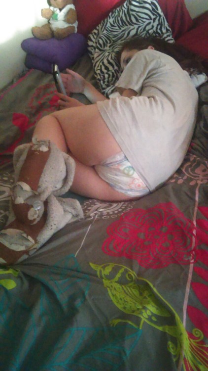 mermercutiebum:  princess had a nightmare so when daddy came home from work he brought some suprises 