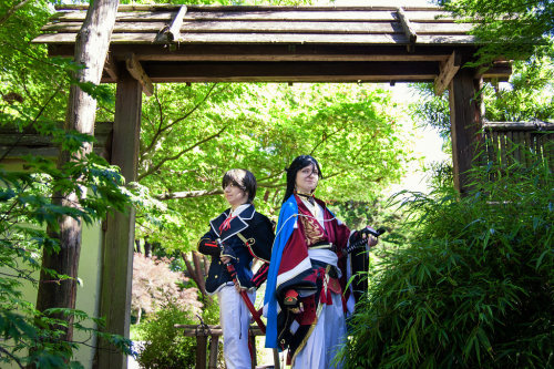 thecrippledmuse:  And of course, self indulgent OTP photos with tiny wife. Horikawa keeps him in lin