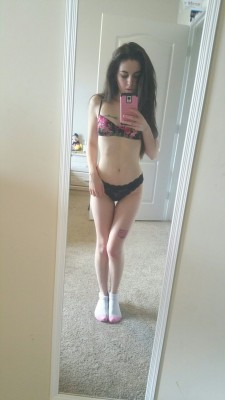 shortstackprincess:  Officially been back at the gym for 2 weeks, not much progress yet but definitely feeling good (: