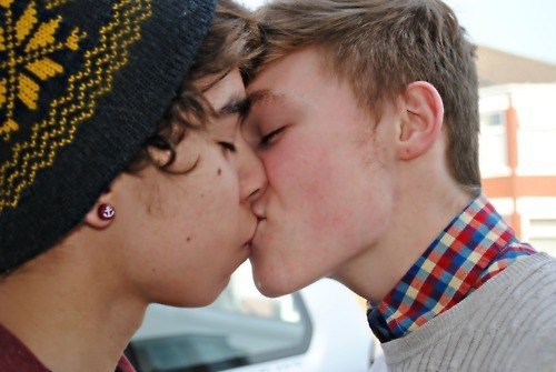 Deux garçons s'embrassent.