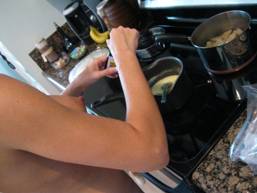 bigdzz:  National naked pie day.