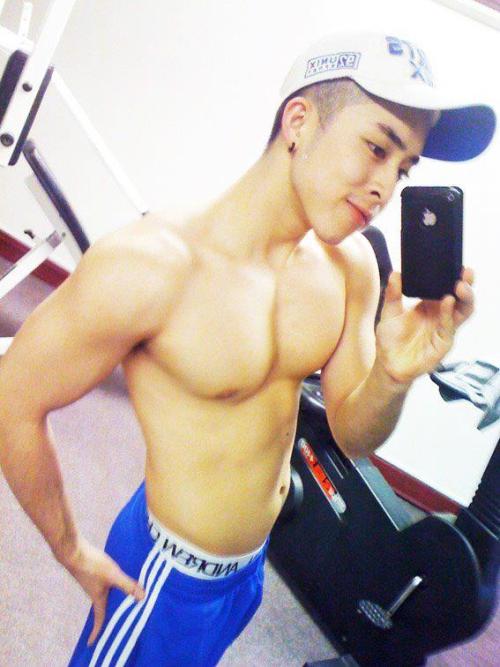 moreaznrice:Cute/adorable face AND muscular? Unless he is with me, life is so not fair.  Queerclick 