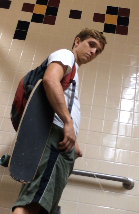 yellowpleasuredome: nakeddudesfortheladies: nakedpublicfun: Cute skate cock nakeddudesforthel