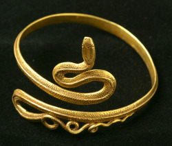 gemma-antiqua: Graeco-Egyptian gold snake bracelet, dated to the 1st century BCE to the 3rd century CE during the Roman period. 