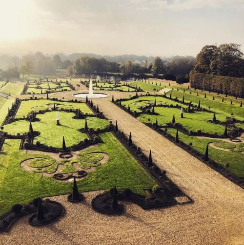 CONGRATULATIONS to our #PalacePhoto of the Year winner!! This stunning picture of the Privy Garden a