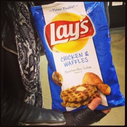 malicemcmunn:  #gross what’s wrong with people!!!? #chicken and #waffles #potatochips