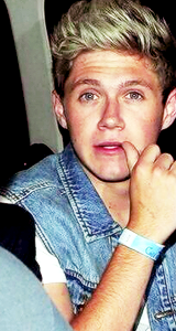  Niall at Cafe de Paris last night [+]   