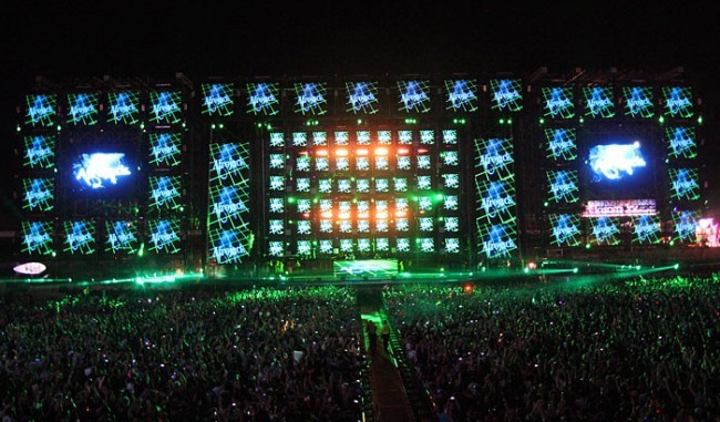 tesk187:  electrictink:  EDCkineticFIELD 2007-2015  Oh, How i miss the old stage