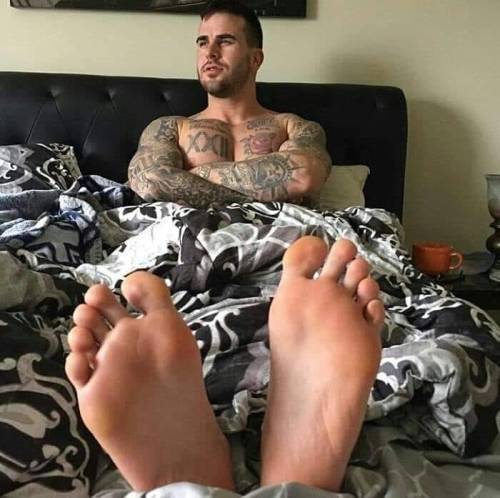 Whitemalefeet:hot Tattooed Stud With Big Feet ;) Great Feet