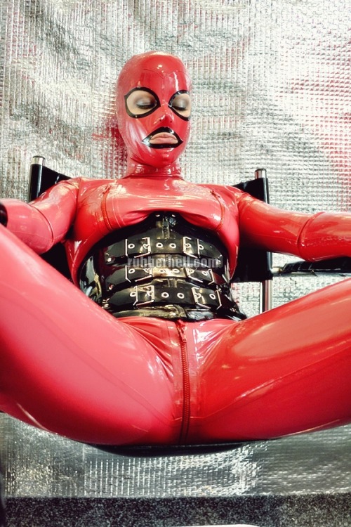 Relax, take it easy :-) Latex catsuit and heavy rubber corset by www.latexvogue.com