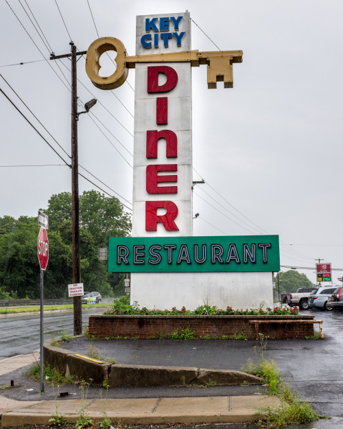 grimphantom2:  atomictiki:  grimphantom2:  americanroads:  2015, Best of Diners from American RoadsInstagram | Zine  Love to visit one of them, not just for the food but the place they have it just brings memories when i saw them as a kid =)  Aww man,