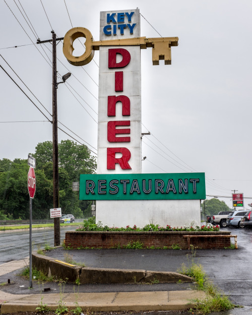 grimphantom2:  atomictiki:  grimphantom2:  americanroads:  2015, Best of Diners from American RoadsInstagram | Zine  Love to visit one of them, not just for the food but the place they have it just brings memories when i saw them as a kid =)  Aww man,