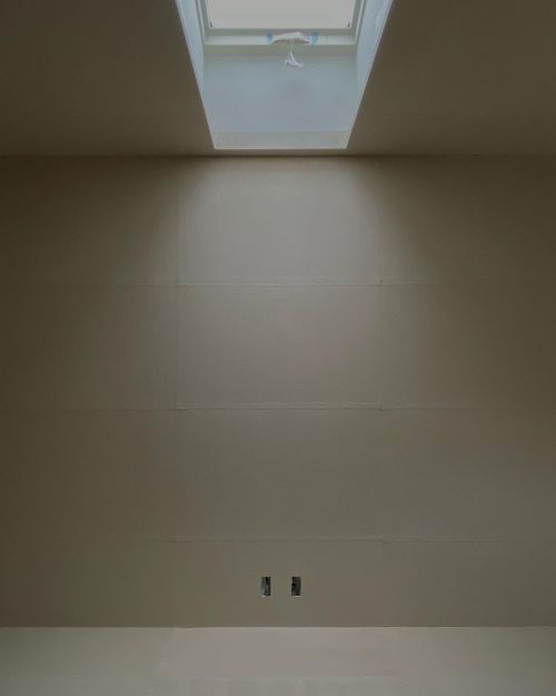 静岡、島田市のA様邸。 天井からの光を受けた寝室。 床、壁、天井を同じ和紙で包む。 設計は大橋史人 @fumicht_tempo.ac #和紙 #和紙職人 #Japanesepaper #handma