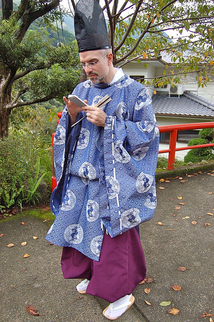 bangasakimono:  スマホ中毒平安貴族 by David Z. on Flickr.Dude looks HOT!